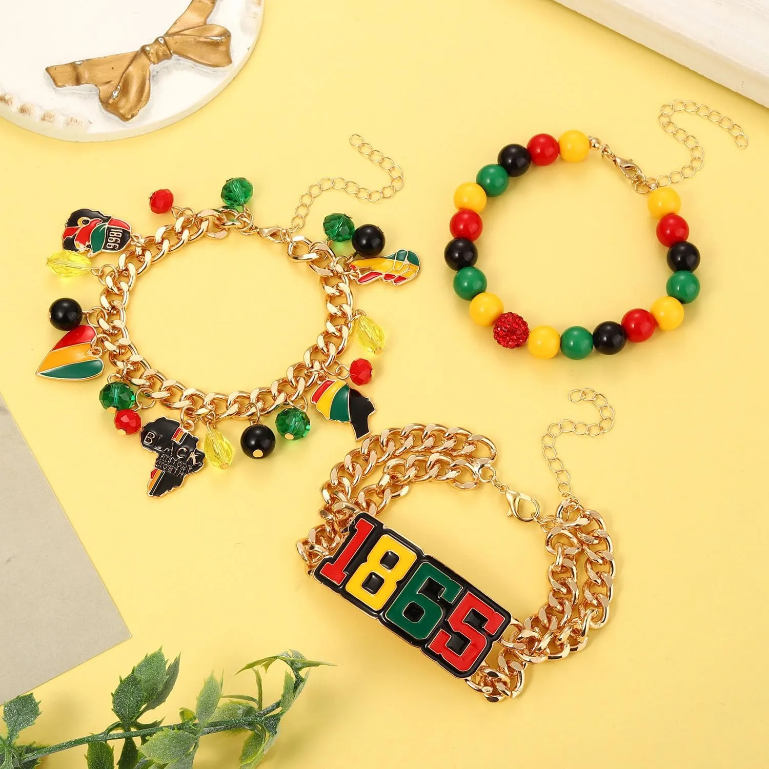 3PCS African Juneteenth Bracelets for Women Beaded Stretch Bracelet Black Women Afro Power Fist Charm Bracelet Black History Bracelet African Outfits Accessories Jewelry Gifts Party Favors